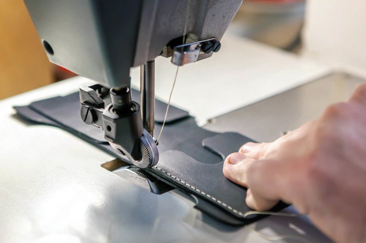 close up professional sewing machine leather work 184834177