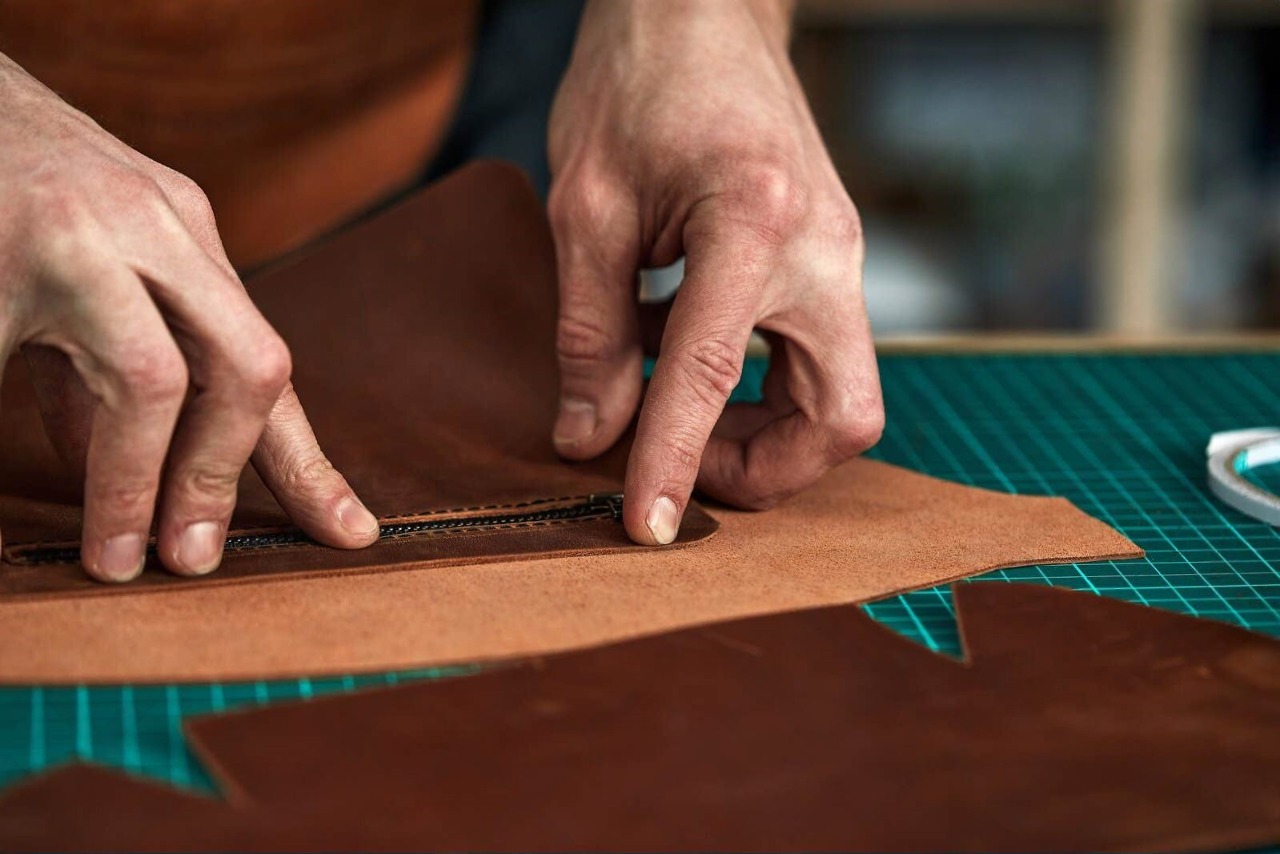 tailor s hands purchase plan partner tries detail leather product steam room collects bag parts business 220429272